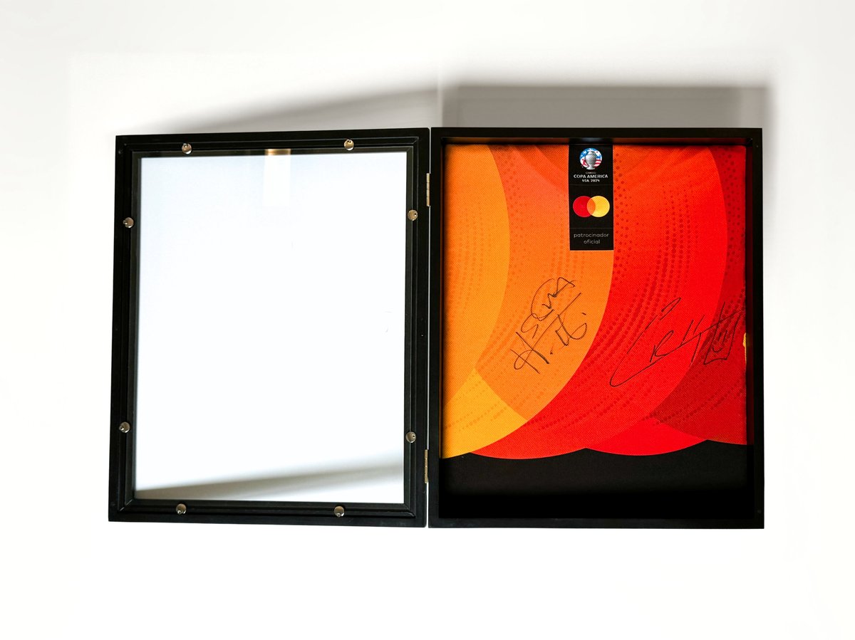 Open picture frame showing the two signatures on the Mastercard logo background.