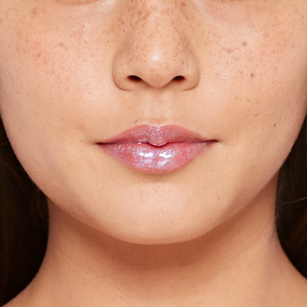 CG_SP25_CleanFresh_YummyGlossPlumper_ECU_Asalia_After_PixieDust_820_RGB