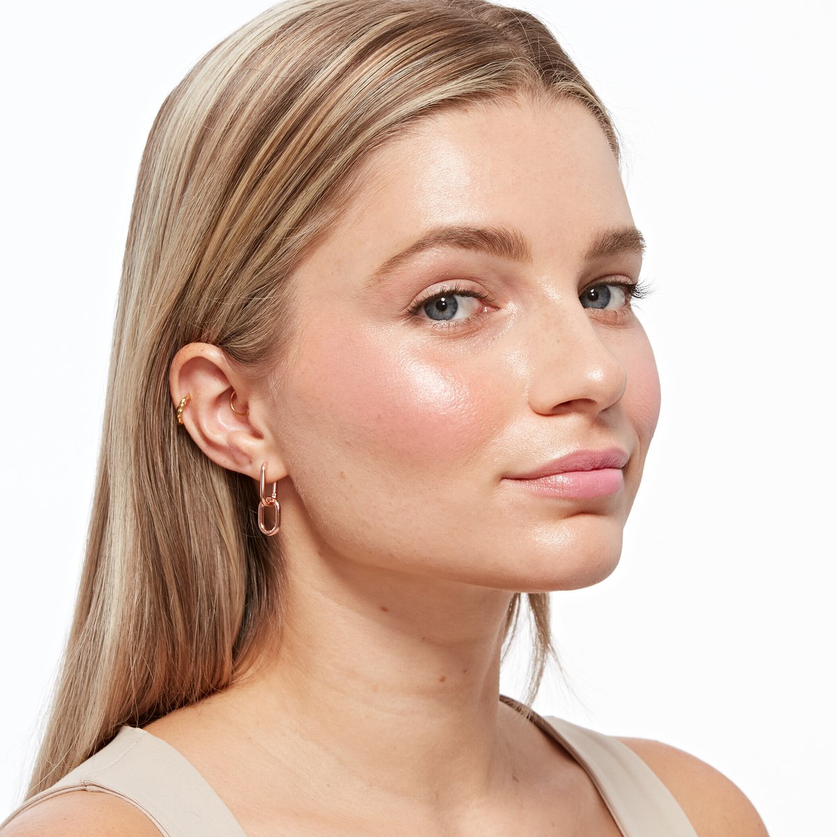 CG_SP25_TruBlend_SkinEnhancerBalms_ECU_MadelineS_After-Highlighter_RoseBeam_320-1