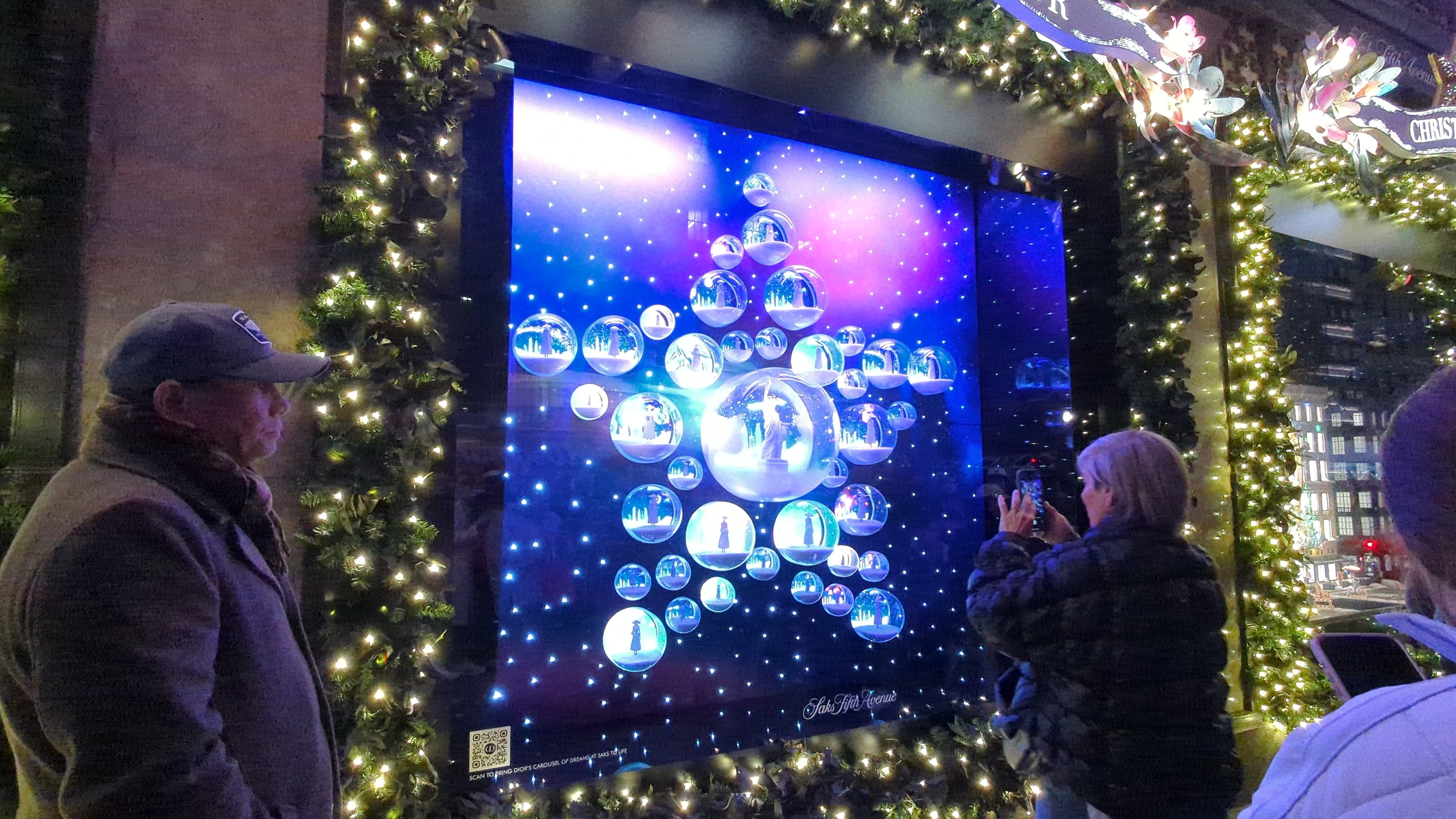 The final window display as it appeared during Christmas. 